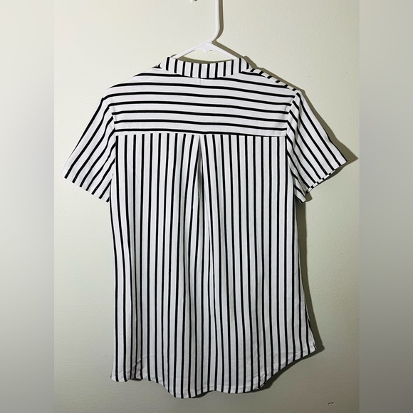 Like NEW: Simplefun Black and White Short Sleeve Zipper Top! Size medium. - Picture 8 of 12